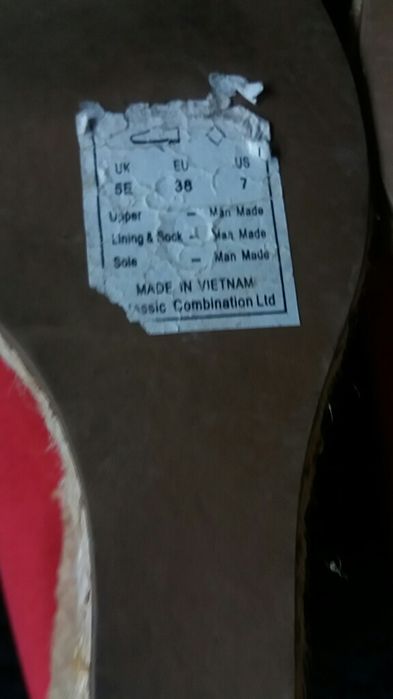 Buty malinowe na koturnach