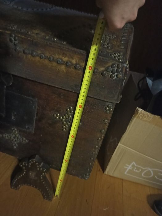 Arca/baú antigo de couro e madeira