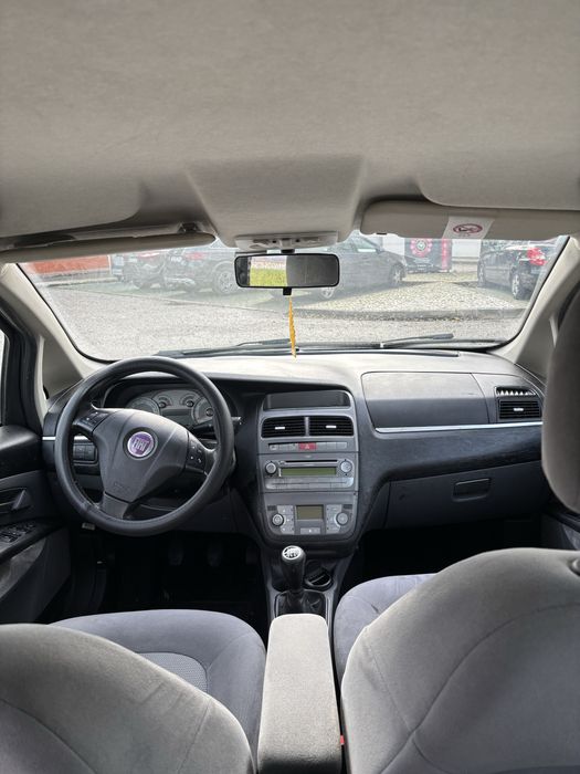 Fiat linea 1.3 multijet 2010 com apenas 193mil km Este sedan de 2010 oferece conforto e eficiência, ideal para quem procura um veículo fiável