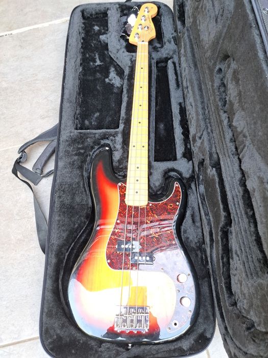 Gitara  basowa Fender Precyzion.