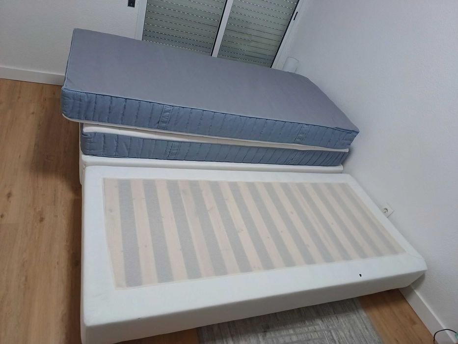 Duas camas de solteiro 90x200 cm - Colchão molas e Sommier c/pés.