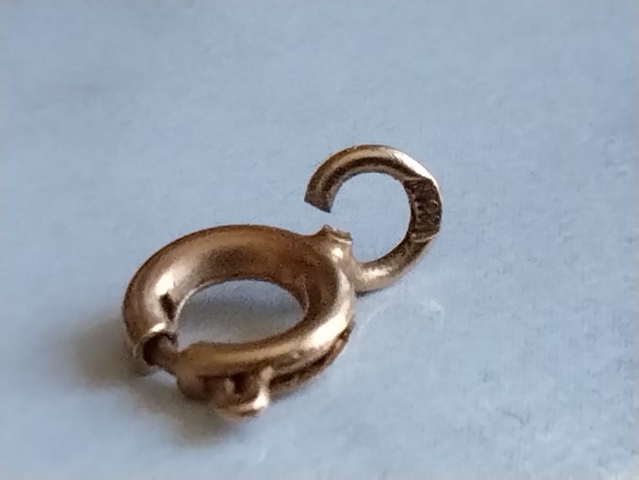 Замочок від ювелірного виробу.