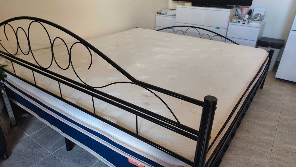 Cama com colchão de molas ensacadas