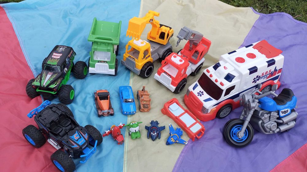 Zestaw pojazdów: karetka, monster truck, koparka i inne