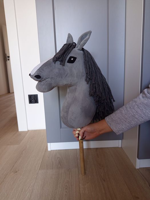 Hobby horse siwy