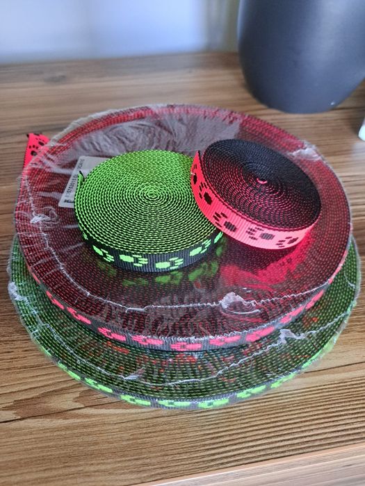 Taśmy nośne łapki obroże smycze torebki paski