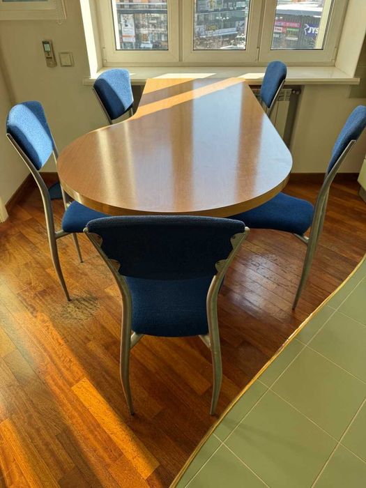 Кухонний стіл з одною ніжкою