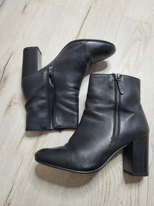 Skórzane botki na słupku Monnari  40