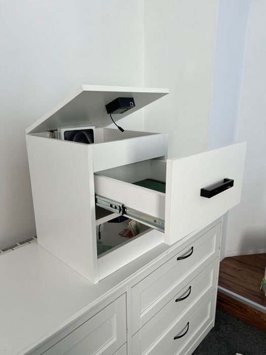 Szafka nocna z elektronicznym zamkiem i szufladą