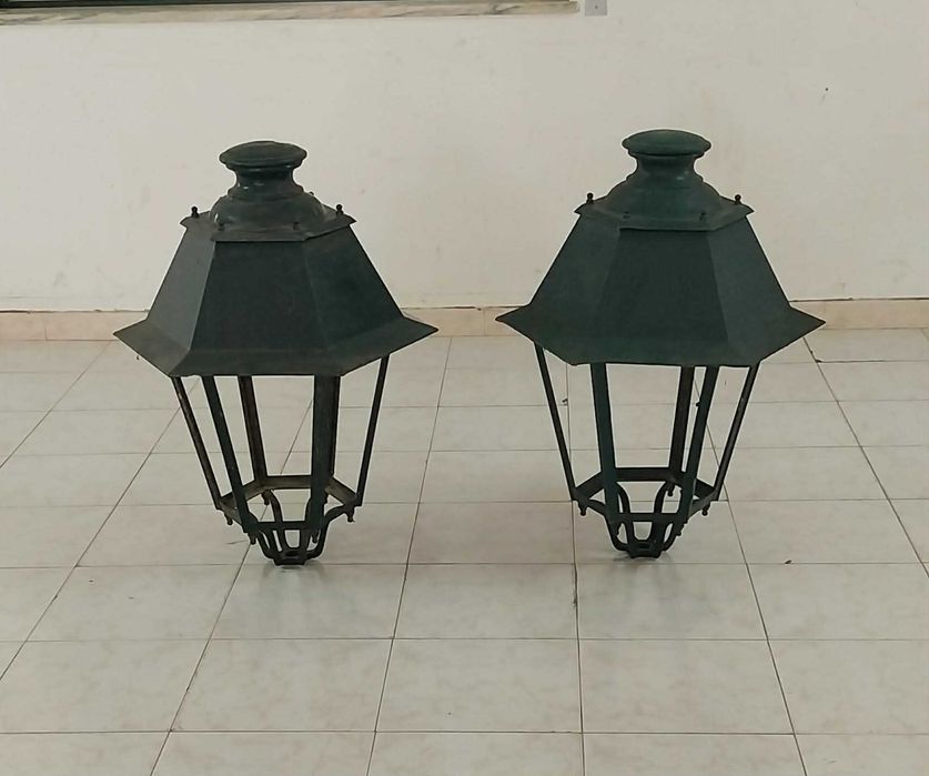 Antigo e Grande Par de Lanternas em Chapa e Ferro Fundido. Antigo Trabalho de Latoaria Artesanal