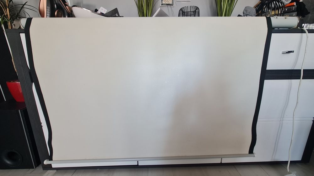 Elektryczny ekran projekcyjny