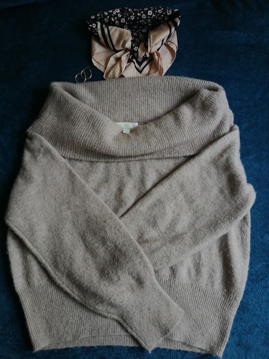 Beżowy sweter z golfem