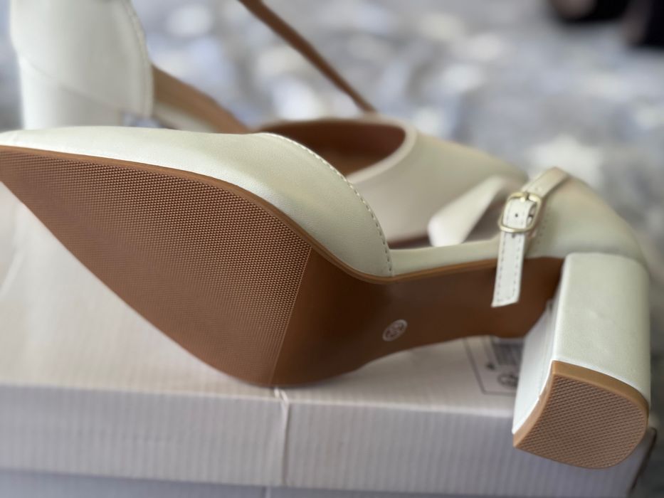 Жіночі білі туфлі