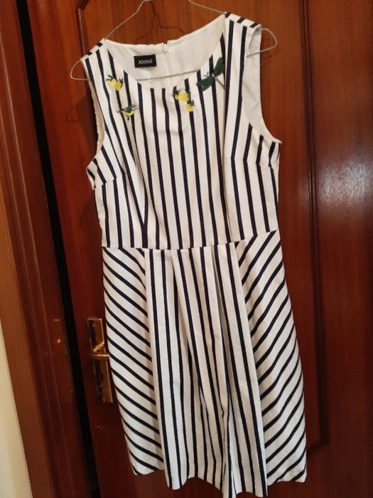 Vestido KOOKAI com riscas diferentes. Original e bonito.