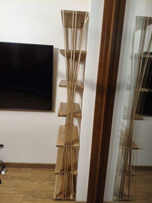 Regał z drewna jesionowego