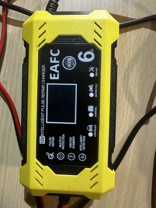 Зарядний професійний пристрій Kraft Dele 15-20Ah 8 програм Автомат