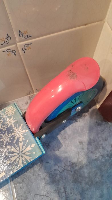 Trotinete Infantil Dobrável Disney Frozen Elsa - Ajustável e Portátil
