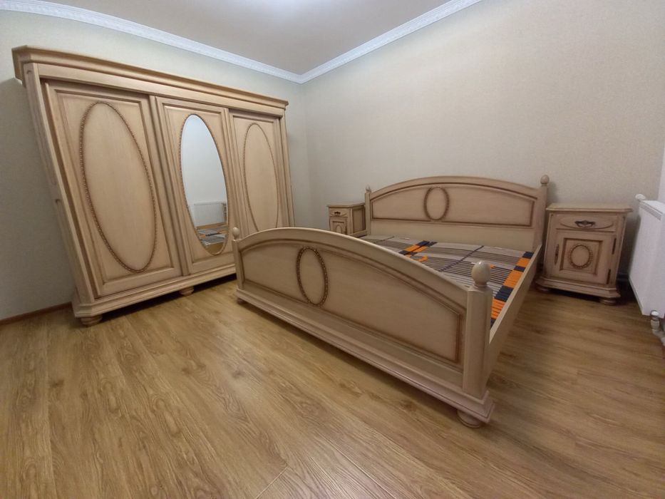 Дубове ліжко тумби та шафа