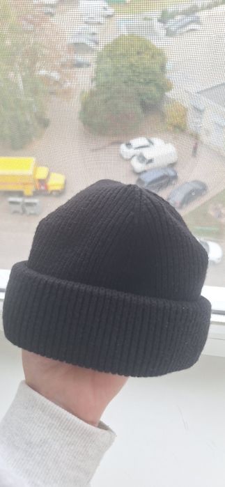 Модная укороченная шапка