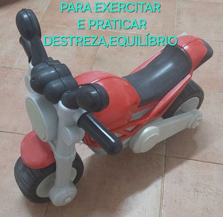 MOTA CRIANÇA BRINCAR,EXERCITAR o EQUILIBRIO. Casa Rua Jardim Terraço Infantário.