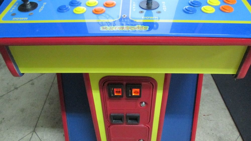 Máquina de jogos frente vermelha e azul com 2800  jogos como nova