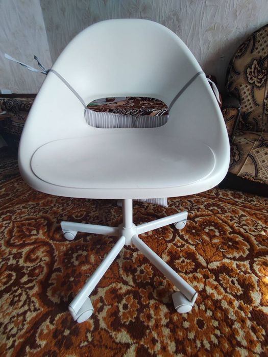 Стілець білий з подушкою