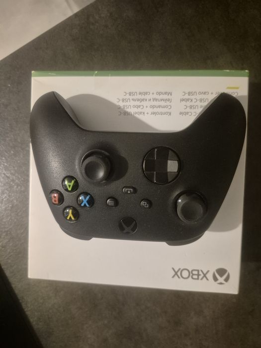 Pad Xbox One/SeriesX  czarny, oryginalny, model 1914, w pudełku.