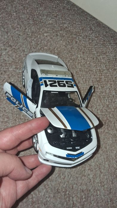 Модель машинки 1/24 chevrolet