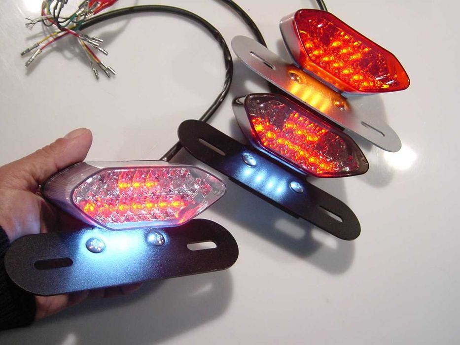 Farolins traseiros LED com piscas integrados