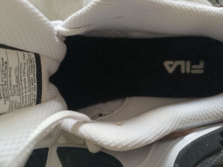 Tennis brancos Fila em MT bom estado quase sem uso NR. 38.5