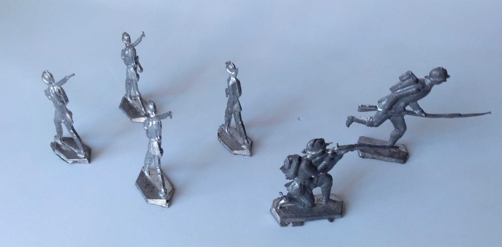 Lote de seis soldados em metal (chumbo/zinco?) com uniformes alemães