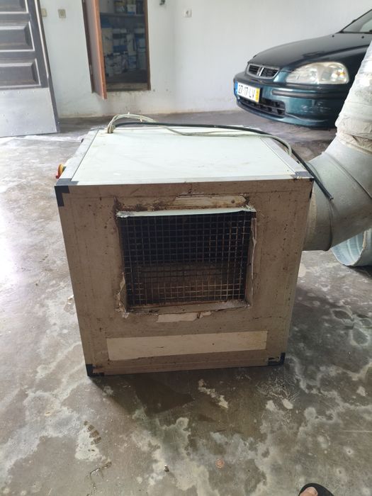 Ventilador industrial e tubos chaminé