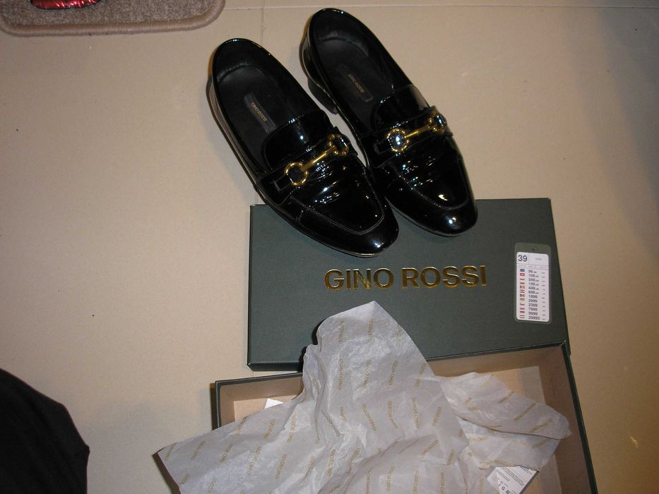 Pantofle GINO ROSSI lakierkowe rozm. 39