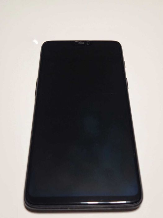 OnePlus 6 8/128 GB – super stan + akcesoria