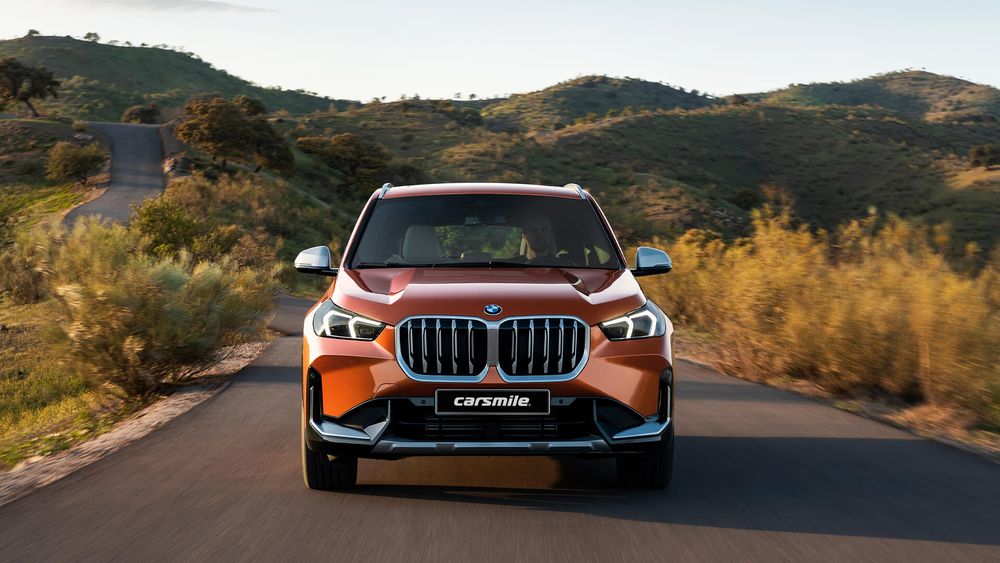 BMW X1 2022 pomarańczowe od przodu