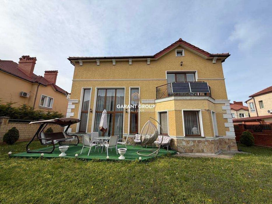 Продаж приватного будинку в котеджному містечку Совіньйон