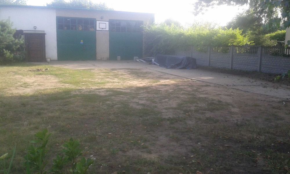 Wynajmę wysoki garaż na 2 auta z miejscami  parkingowymi