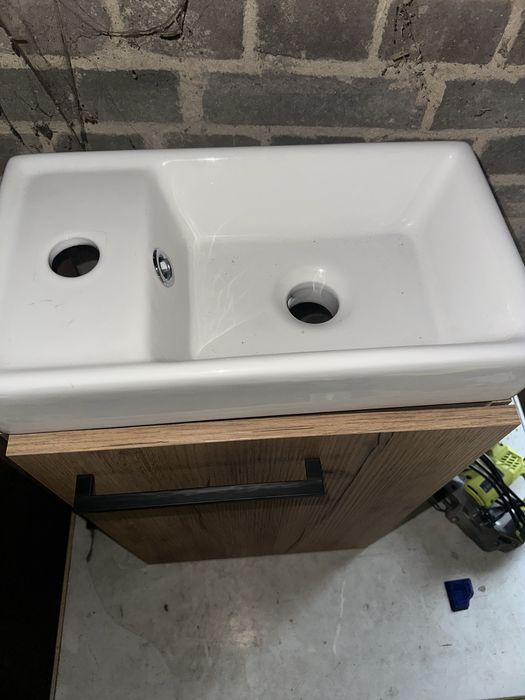 Szafka lazienkowa z umywalka