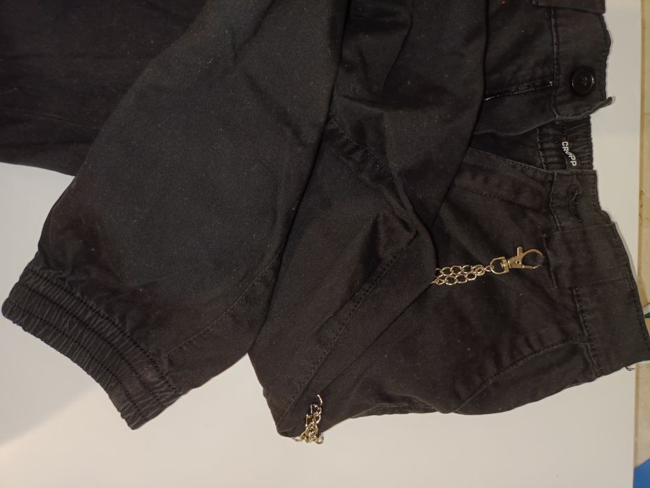 Czarne spodnie z łańcuchem