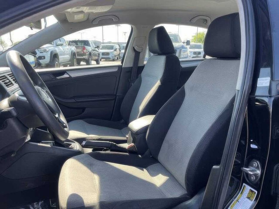 Volkswagen Jetta      2018