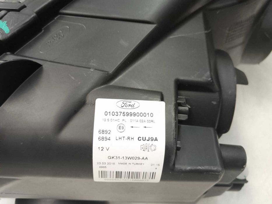 Ótica frontal direita Ford Transit (2018)
