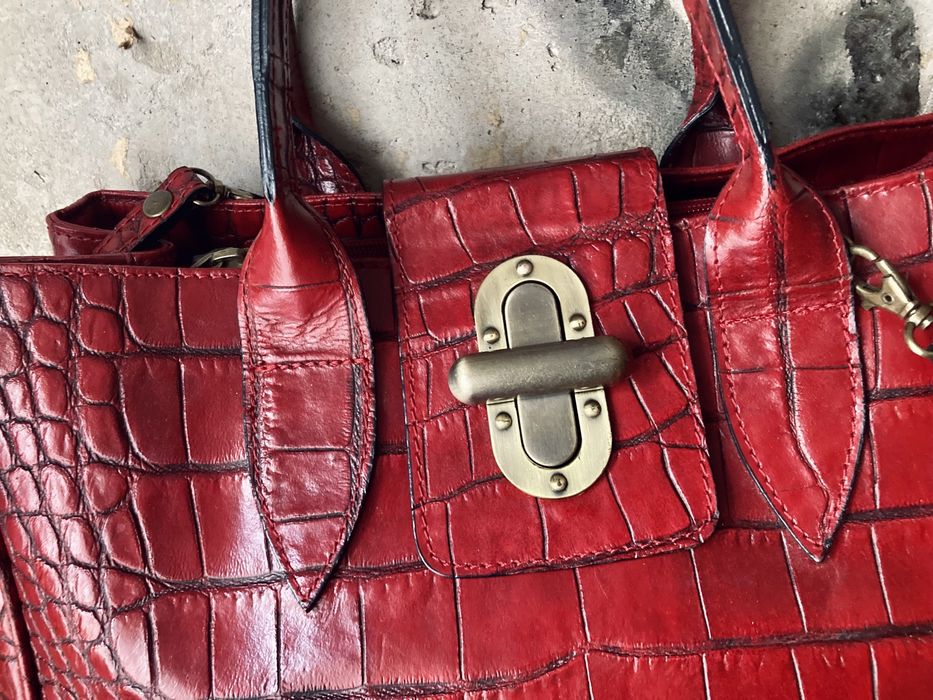 Італійська сумка у трендовому червоному кольорі