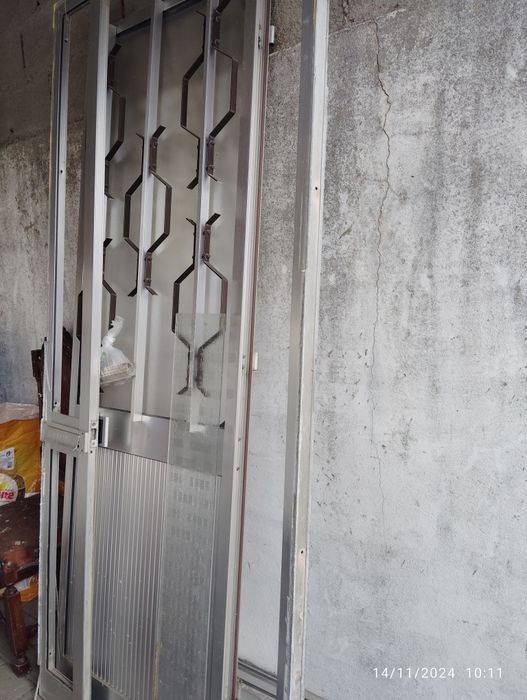 Porta de alumínio usada