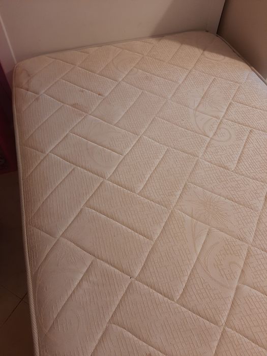 Duas camas individuais +escrivaninha