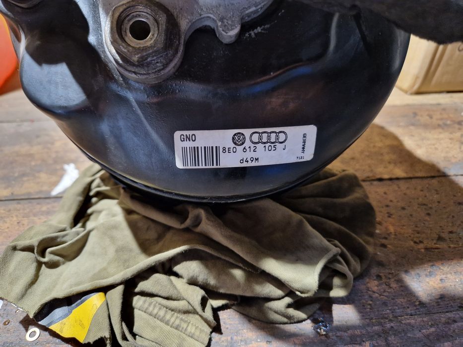 Serwo hamulcowe Audi A4 B6 8EO 612 105J