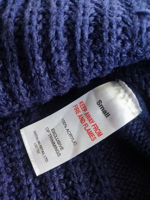 Granatowy sweter damski