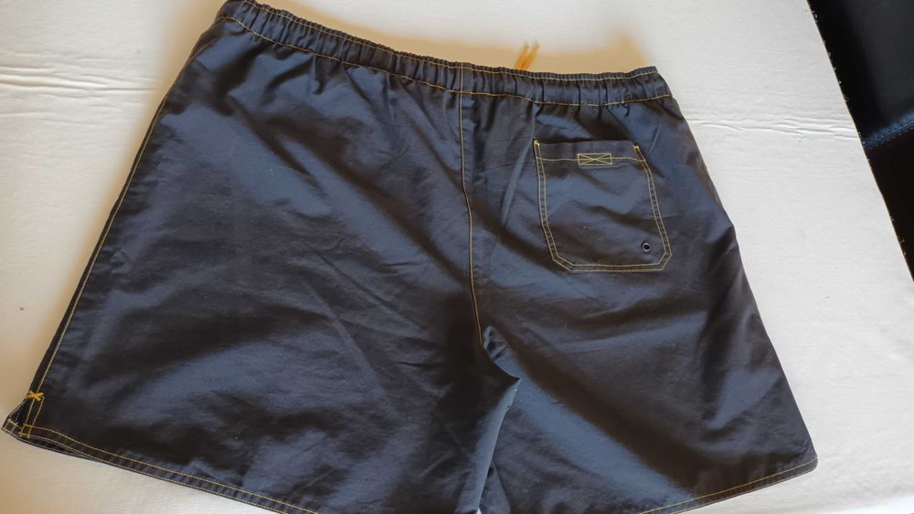 Calções em preto da Tribord