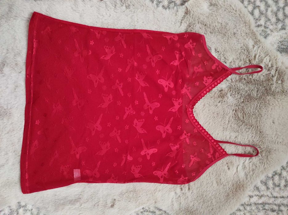 Czerwona bluzka na ramiączkach w motyle