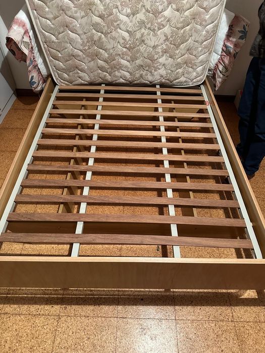 Cama com Colchão e Estrado + Mesinha de Cabeceira