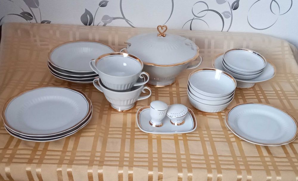 Тарелки СССР , ГДР , Сервиз столовый Коростень Белый  70-х гг редкий,